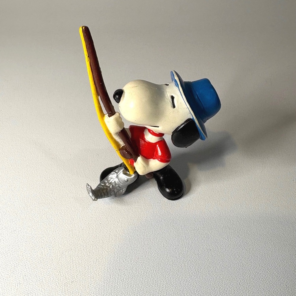 Vintage Snoopy Fishing Figurine Peanuts United Feature Syndicate PVC Toy 2.75"
